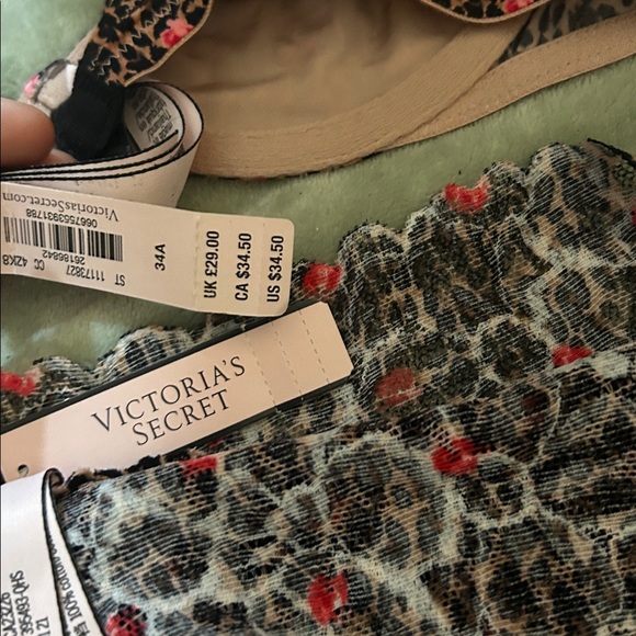 Victoria's Secret Leopard Print Bra and Panty Set - Picture 3 of 3